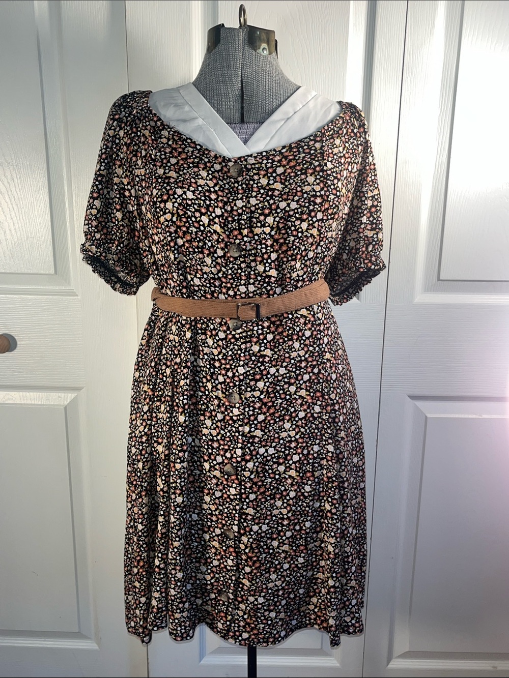 Floral Button-Front Short Sleeve Dress in Black and Peach